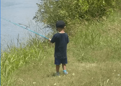 Niño pescando Lago La Colina San Francisco de Conchos Chihuahua