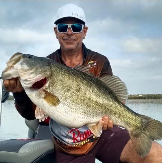 Javier Barba sostiene su lobina rompe récords de 6.62kg (14.59 libras) en la presa el Cuchillo, (20/02/16)