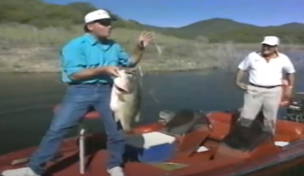 Ray Hill muestra su lobina de 8.61 kg (19 libras) en el programa de Roland Martin en la presa Bacurato