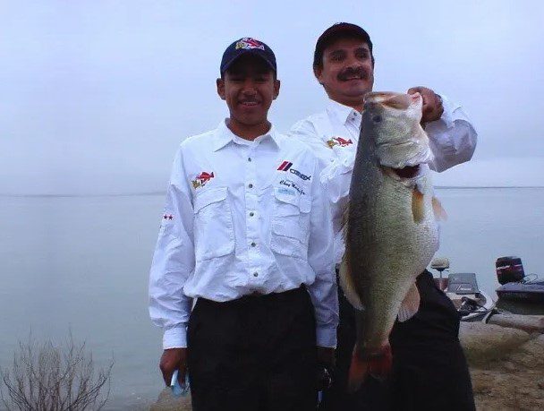 Jesús Morales sostiene su lobina récord de 6.52kg (14,37 libras) capturada en la presa el Cuchillo (18/11/01).