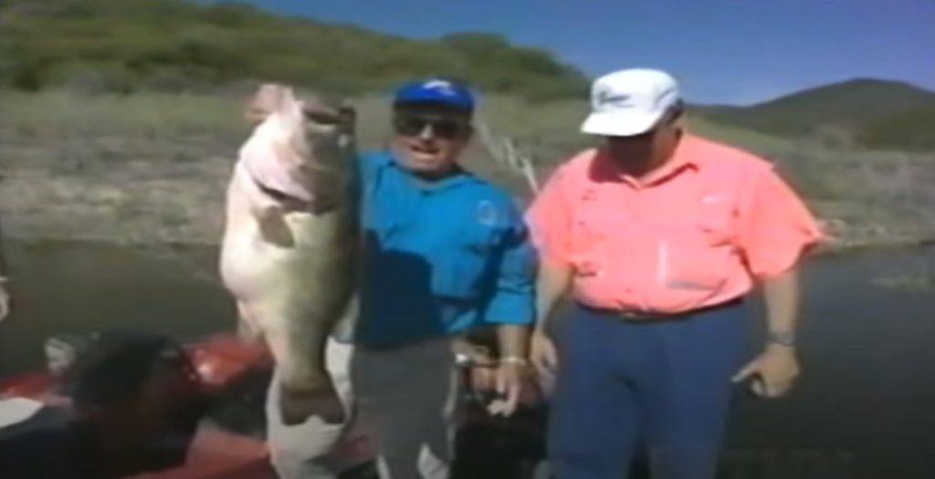 Roland Martin muestra a sus televidentes la lobina capturada por Ray Hill de 8.61 kg (19 libras) en la presa Bacurato